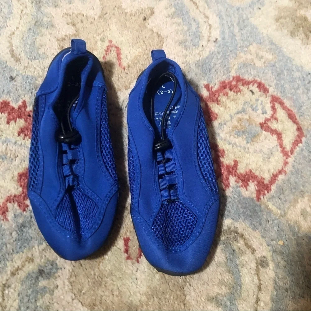 Beautiful Girl flat Bleu  water Shoes Size 2 -3 in Excellent Used Condition